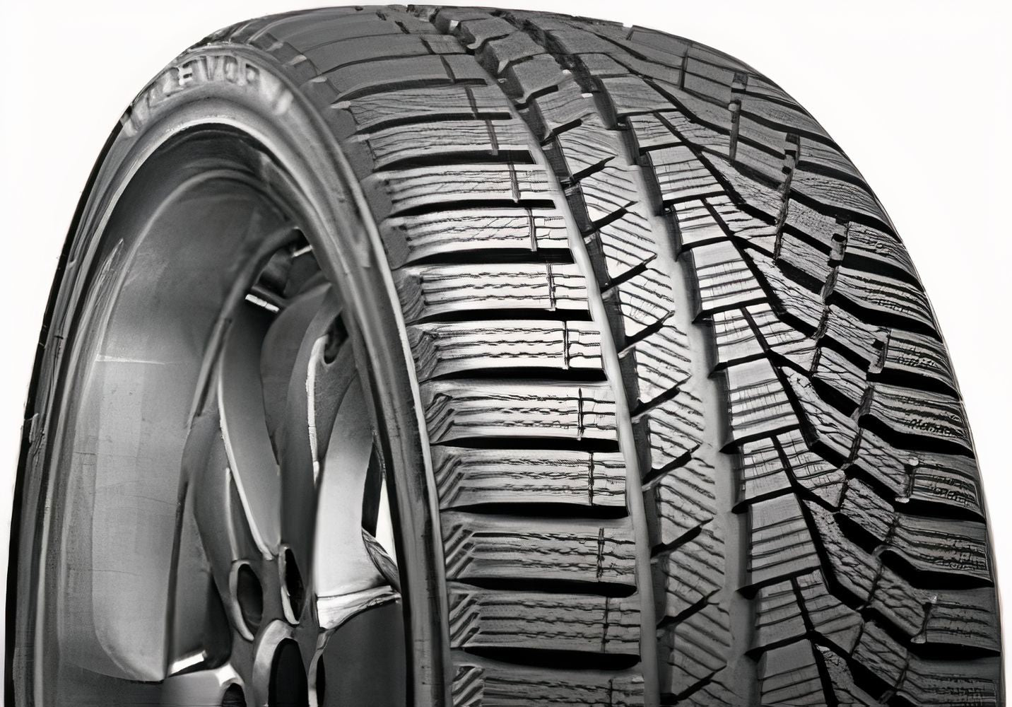 Rovelo ARCTIC VISION 245/40R18 97V XL BSW - Image 2