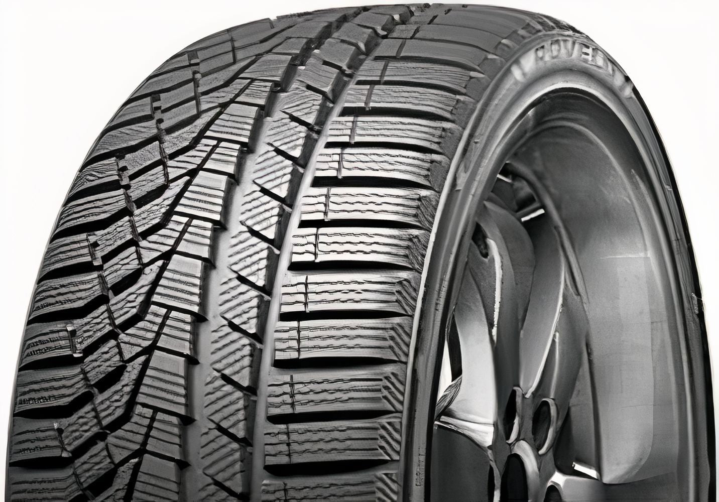 Rovelo ARCTIC VISION 245/40R18 97V XL BSW - Image 4